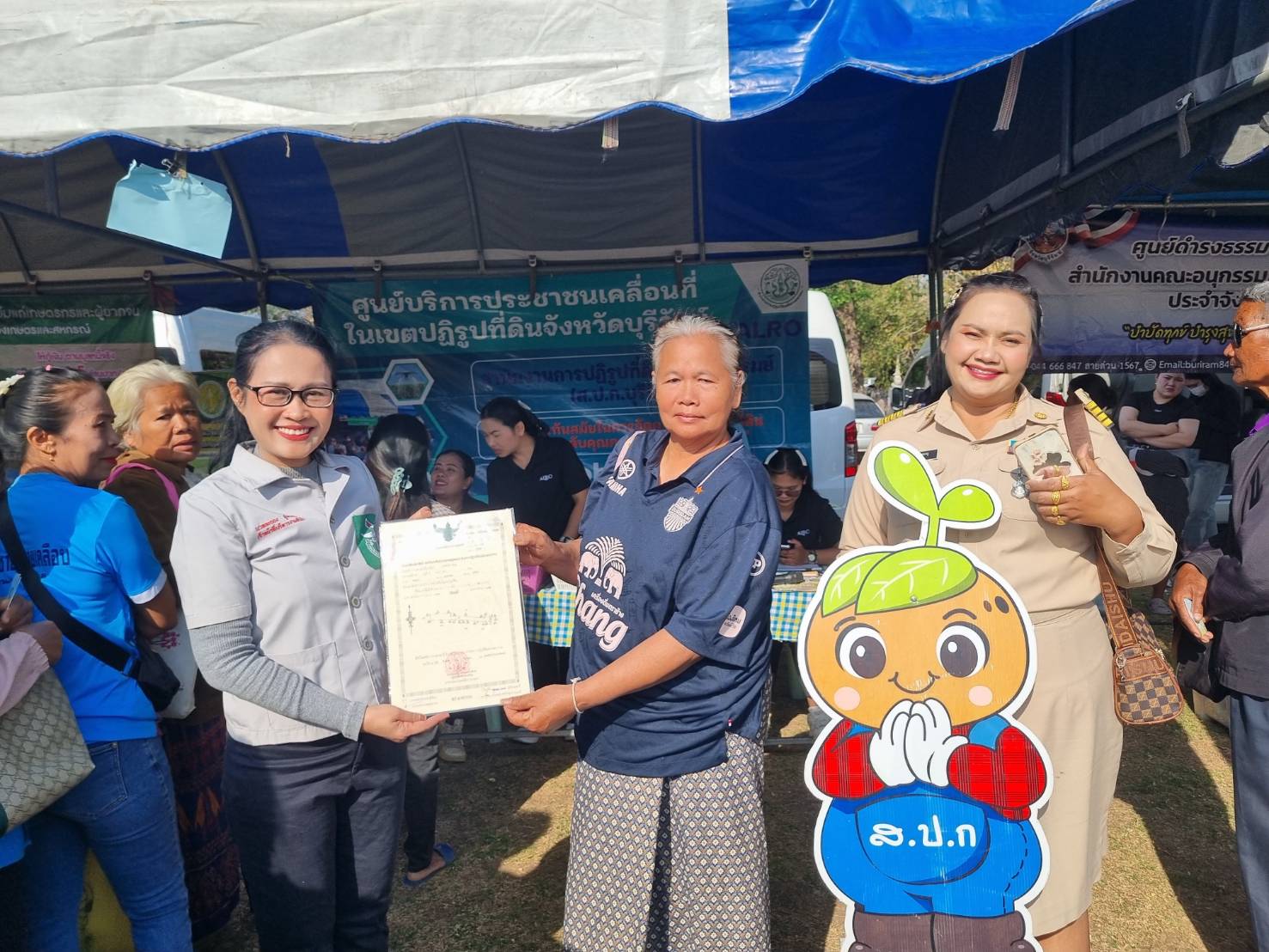 title - วันศุกร์ที่ 20 กุมภาพันธ์ 2569 นายประเสริฐ กาญจนเกียรติกุล ปฏิรูปที่ดินจังหวัดบุรีรัมย์ มอบหมายให้นางนวลละออง ชูมาตย์ ผู้อำนวยการกลุ่มยุทธศาสตร์ฯ พร้อมด้วยเจ้าหน้าที่ ส.ป.ก.บุรีรัมย์ ร่วงงานหน่วยแพทย์ พอ.สว. และโครงการบำบัดทุกข์ บำรุงสุข วิถีใหม่ สร้างรอยยิ้มให้ประชาชน